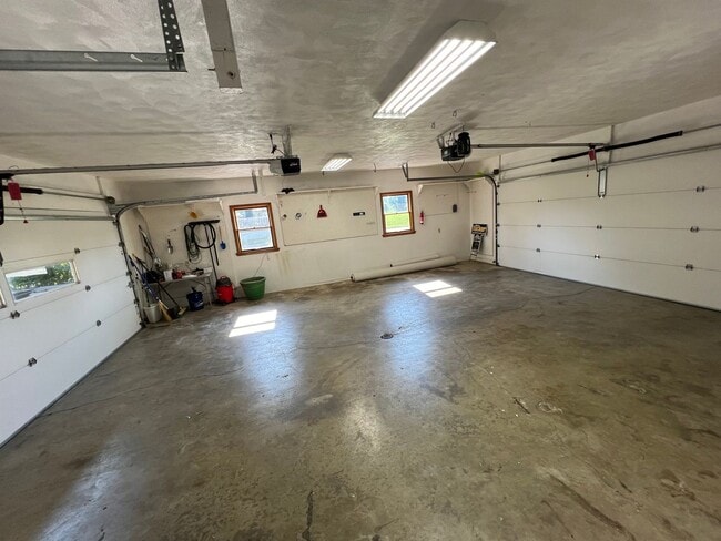 Building Photo - Home with Paradise Setting in Backyard! Available July 2026!! $2,500 Monthly!