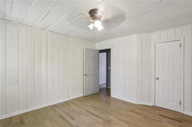 Building Photo - 2266 N Shallowford Rd