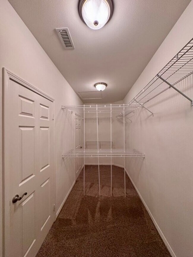 Building Photo - Discover this beautifully upgraded 5 bedro...