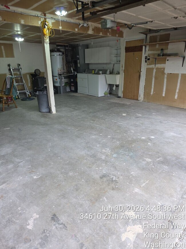 Building Photo - Federal way split level home - 3 bedrooms 2 bathrooms, AC, RV parking, EV Chargers and more, Avai...