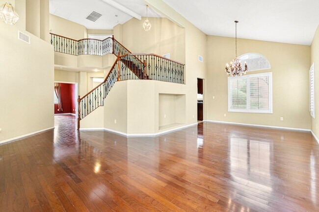 Building Photo - Immaculate 5 Bedroom, 3 bathroom home nest...