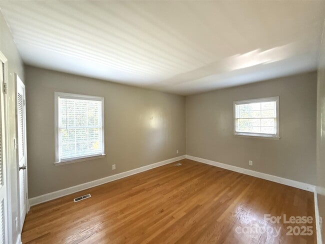 Building Photo - 1127 Queensgate St