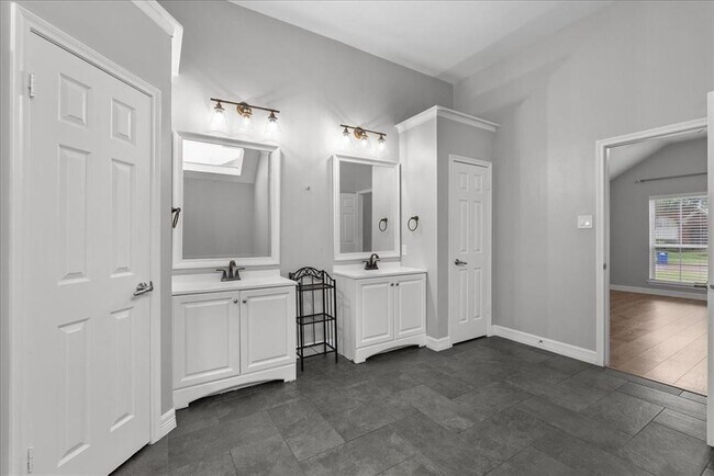 Building Photo - 2105 Murfield Dr