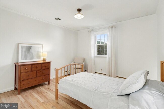 Building Photo - 8 Midland Ct