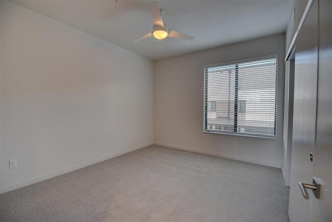 Building Photo - 627 Couch Dr
