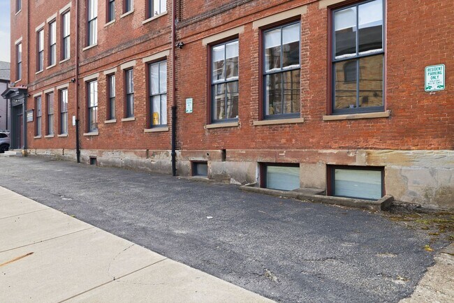 Building Photo - 910 Bingham St