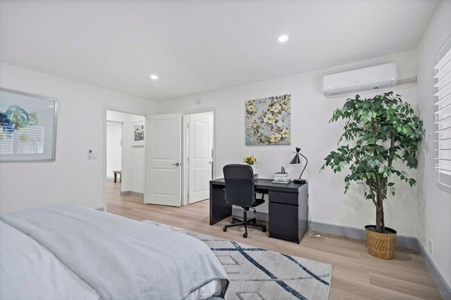 Building Photo - 6BD/4BA One Story Single Family House next...