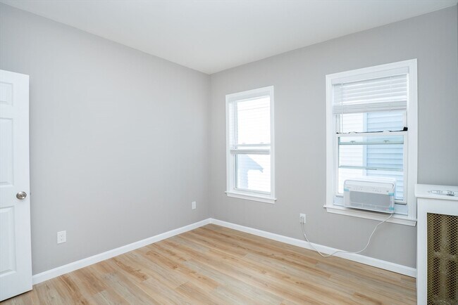 Building Photo - 15-17 Saunders St