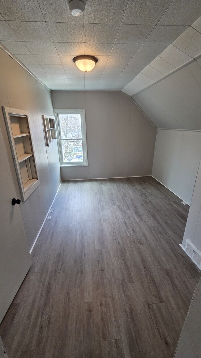 Building Photo - "3 Bedroom Beautifully Updated home on West 81st Street!"