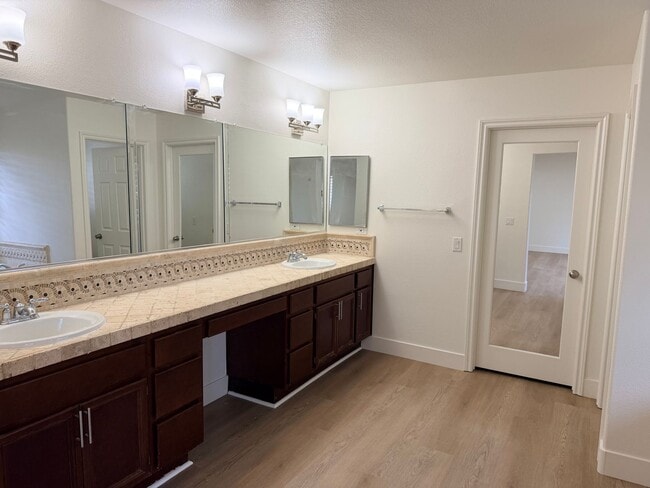 Building Photo - Amazing 5 bedroom home for rent in North Fontana