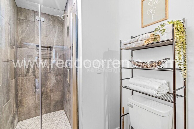 Building Photo - 1619 N Tacoma Ave