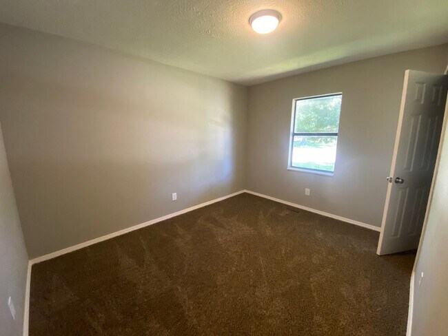 Building Photo - Newly remodeled 3 bedroom 2 bath home with...