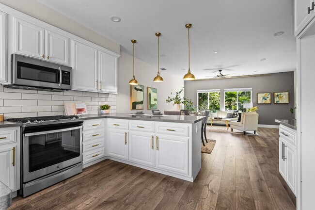 Building Photo - 5965 Hilltop Dr