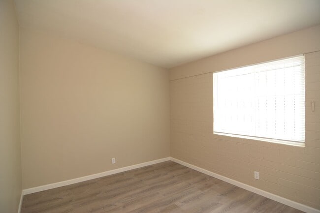 Building Photo - Remodeled 2 Bedroom 1 Bath Triplex! Close to the UofA!