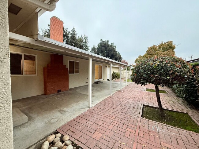 Building Photo - Conveniently located single story home!