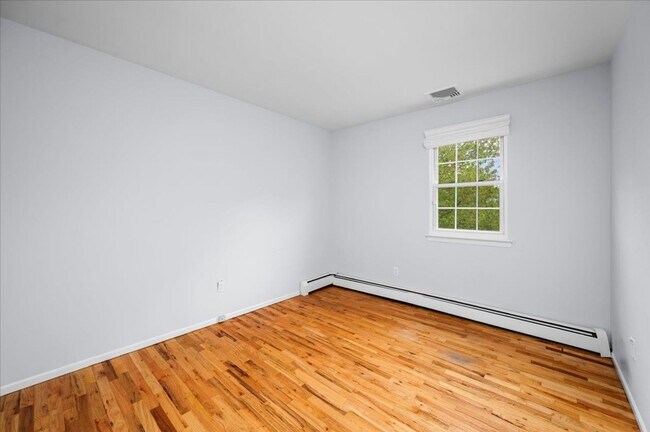 Building Photo - Heathcote Hill neighborhood 3 Bedroom 2 Ba...