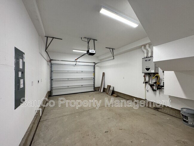Building Photo - 6728 SE Crimson Ln