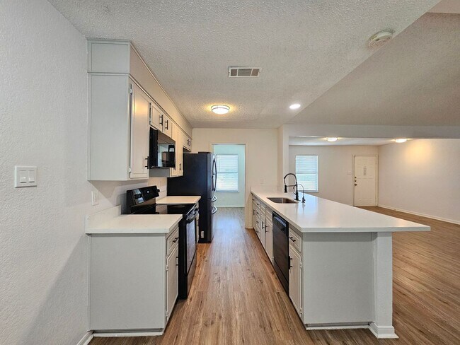 Building Photo - AVAILABLE NOW!