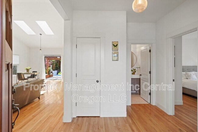 Building Photo - 3532 SW Salmon Ave