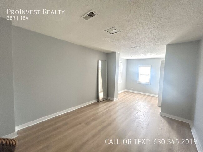 Building Photo - 4356 S Wells St