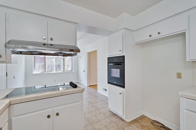 Building Photo - Single Story 3/2 in Well Established Neighborhood Near Branham High School with Air conditioning ...