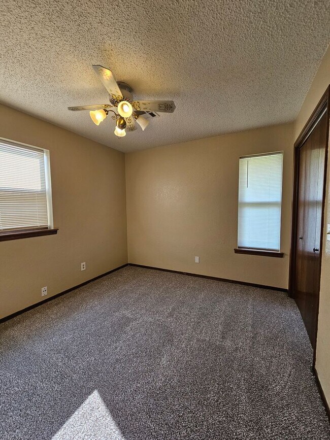 Building Photo - (3)Bed/(2) Bath with Shelter Avail NOW! Pe...