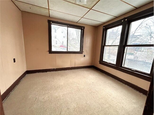 Building Photo - 214 W Warren St