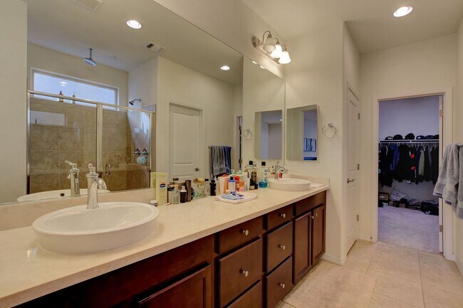 Building Photo - 47 Berneri Dr
