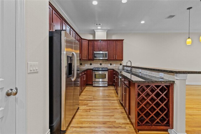 Building Photo - Experience Urban Living at Its Finest!