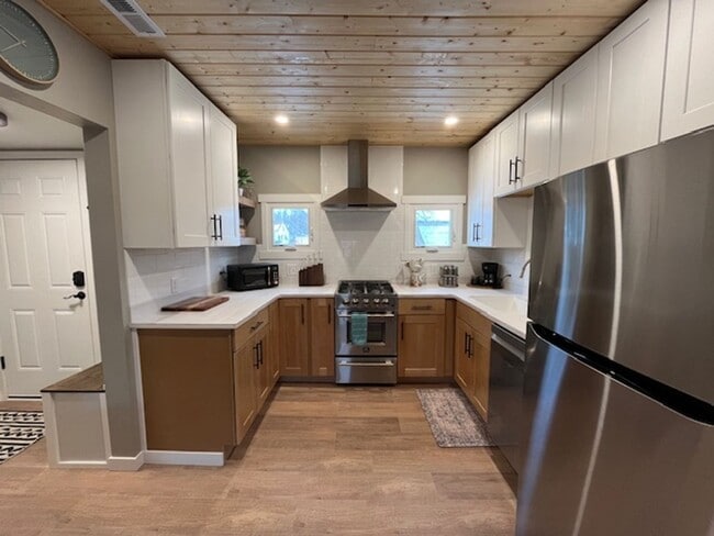 Building Photo - Adorable Fully Remodeled Home in Prime Loc...