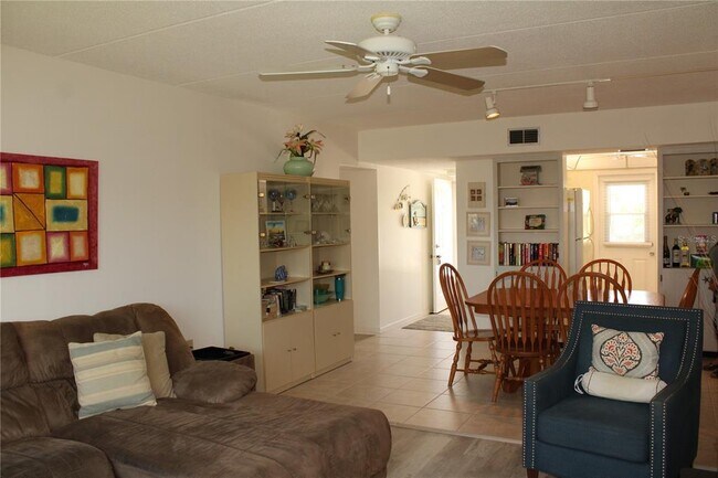 Building Photo - 3810 Gulf of Mexico Dr