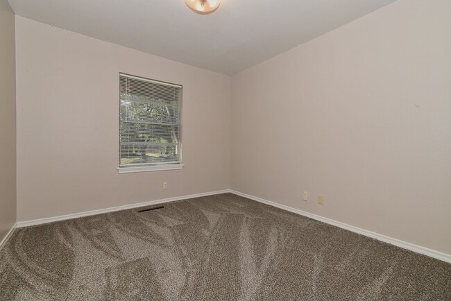 Building Photo - 1304 Skyline Dr