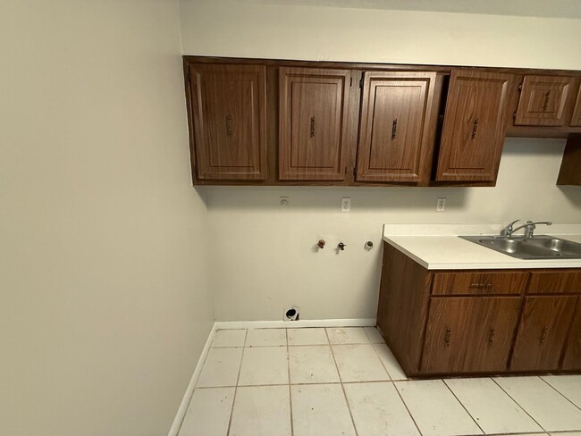 Building Photo - Cute 3/1 with Fenced Yard!