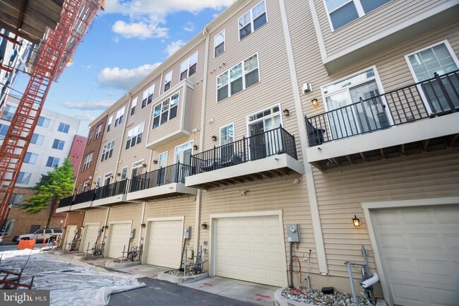 Building Photo - 621 Parkside Pl NE