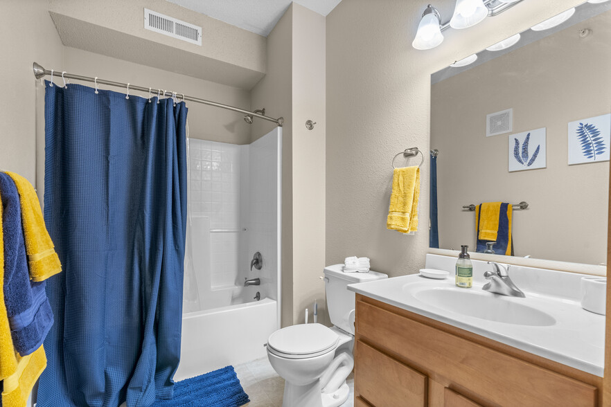 Building Photo - 805 Blue Sky Dr