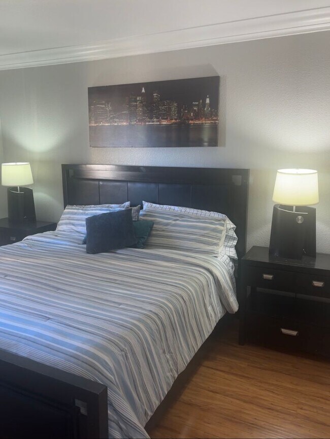 Building Photo - Meridian 1 Bed | 1 Bath Top-Floor Unit with Great City Views.Newly Upgraded with Laminate Floorin...