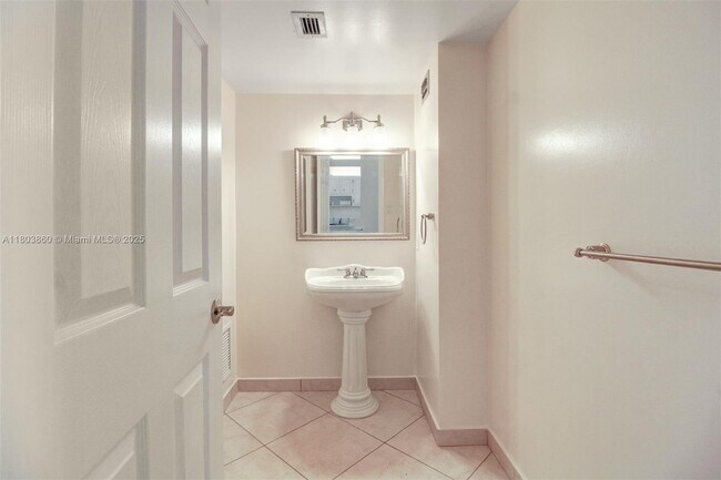 Building Photo - 18011 Biscayne Blvd