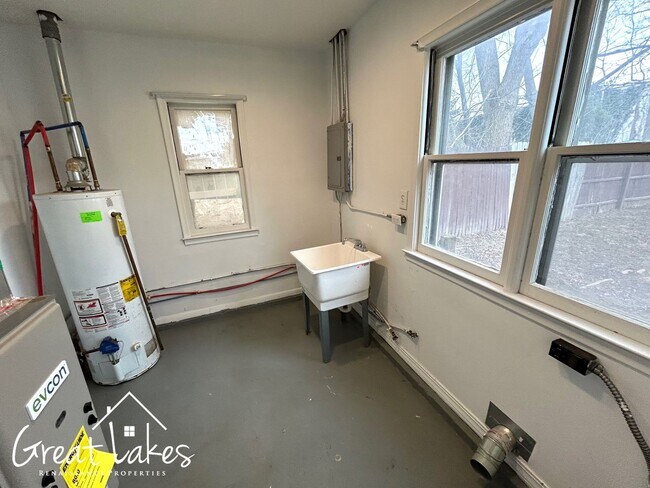 Building Photo - Charming 2 Bedroom 1 Bathroom now available for rent!