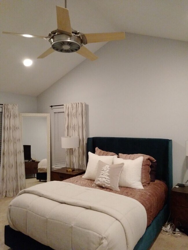 Building Photo - Beautifully upgraded Townhouse style condominium located in Hidden Meadows