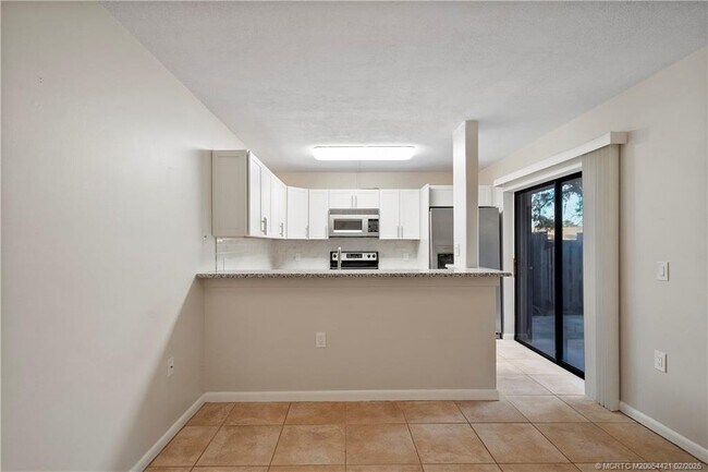 Building Photo - 3098 SW Sunset Trace Cir