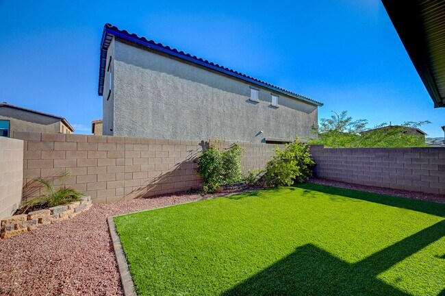 Building Photo - Spacious 4 Bedroom Home!
