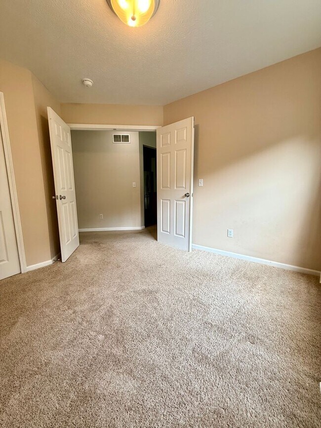 Building Photo - Three Bedroom Condo in Kalamazoo