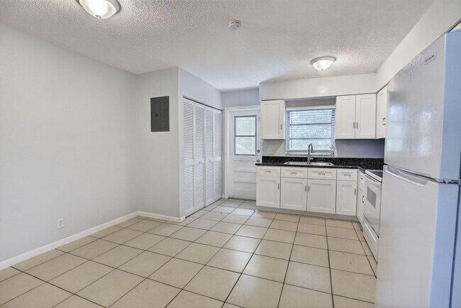 Building Photo - 1490 NW 20th St