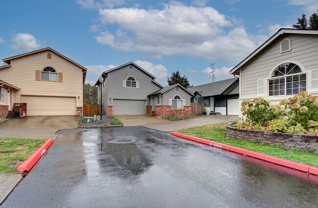 Building Photo - WOODLAND 3 BEDROOM, 3 BATH BEAUTY!