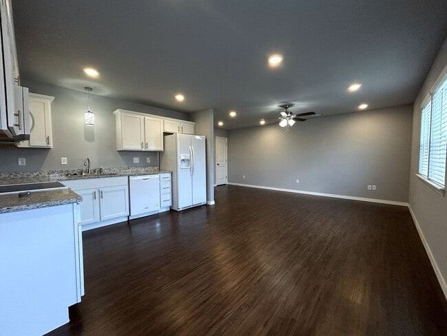 Building Photo - Townhouse with Garage - Minutes from Downt...