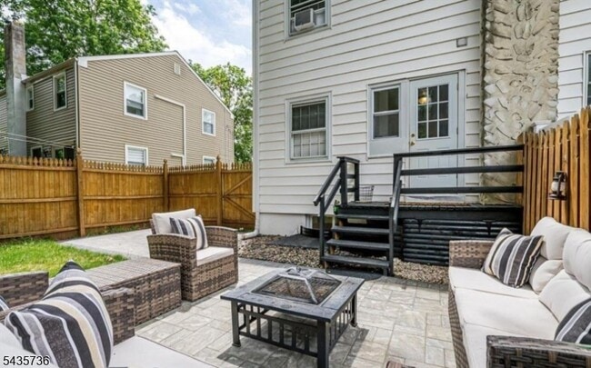 Building Photo - 5 Mayfield Pl