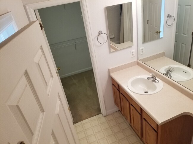 Building Photo - Loft condo with full basement