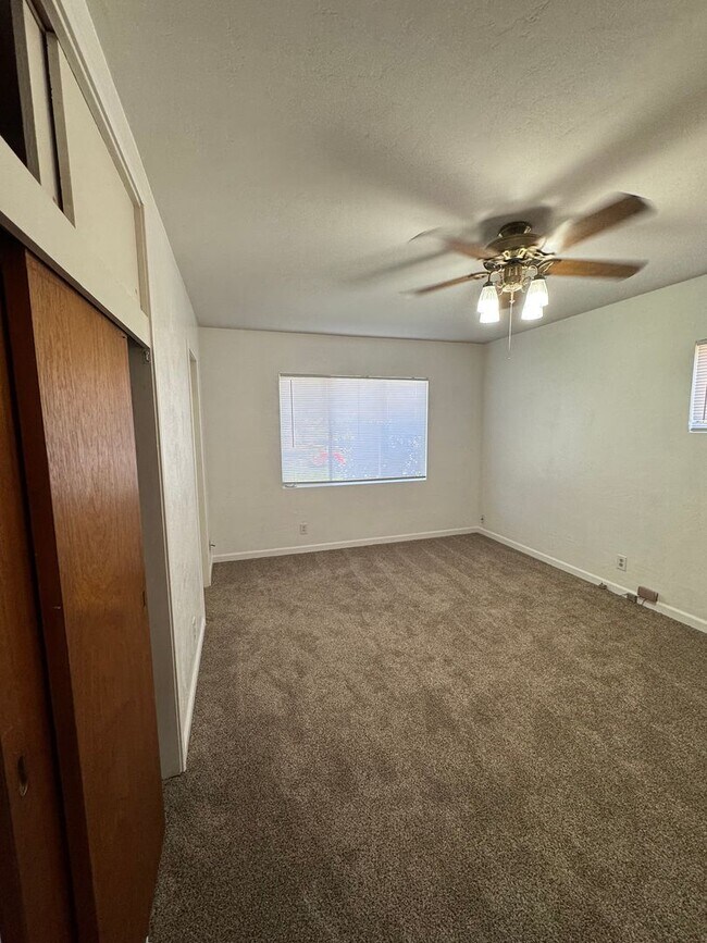 Building Photo - Charming Home Rent Ready !