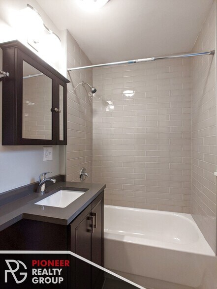 Building Photo - 429 W Roscoe St