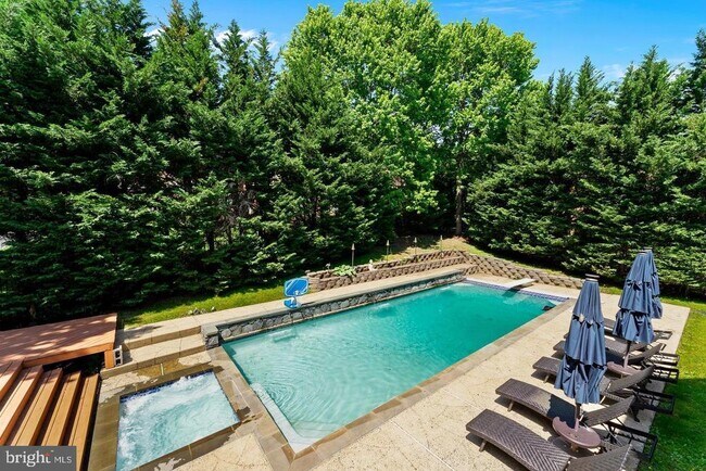 Building Photo - 1445 Mayhurst Blvd